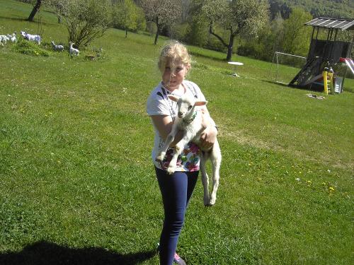 Theresa mit den kleinen Schaflämmchen