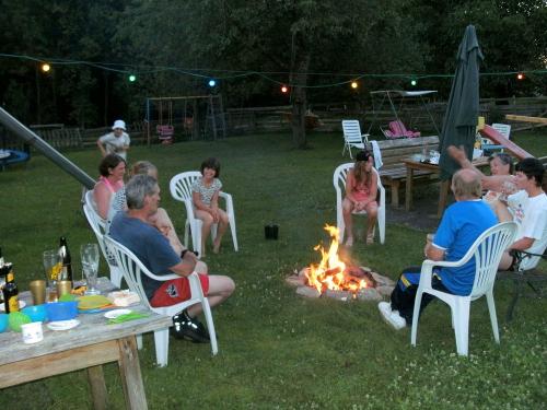 gemütliches Beisamensein am Lagerfeuer