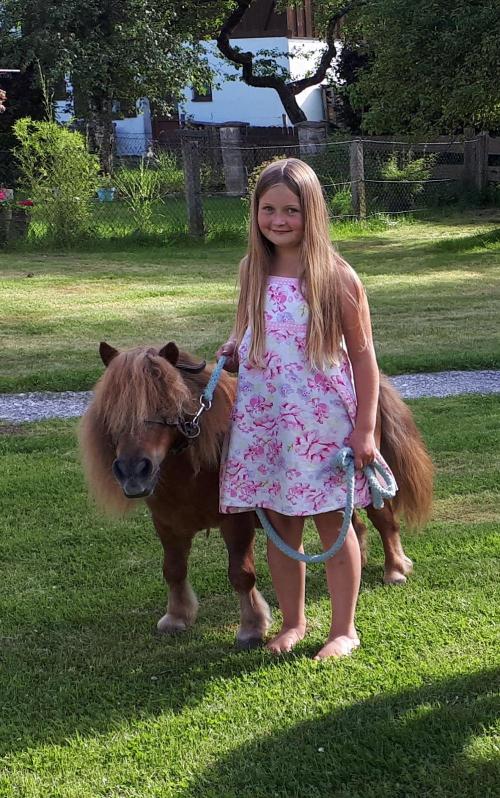 Agnes mit Minipony FELIX