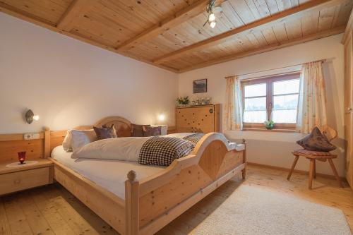 großzügiges Schlafzimmer
