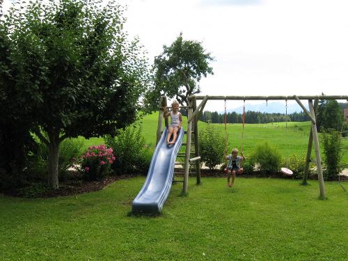 Unser Spielplatz mit viel Platz zum Spielen und Toben