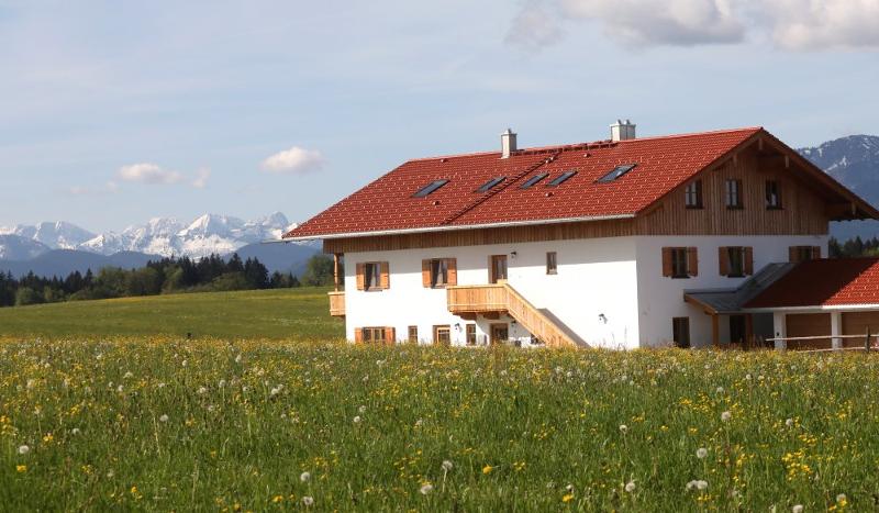 Manghof mit Bergblick