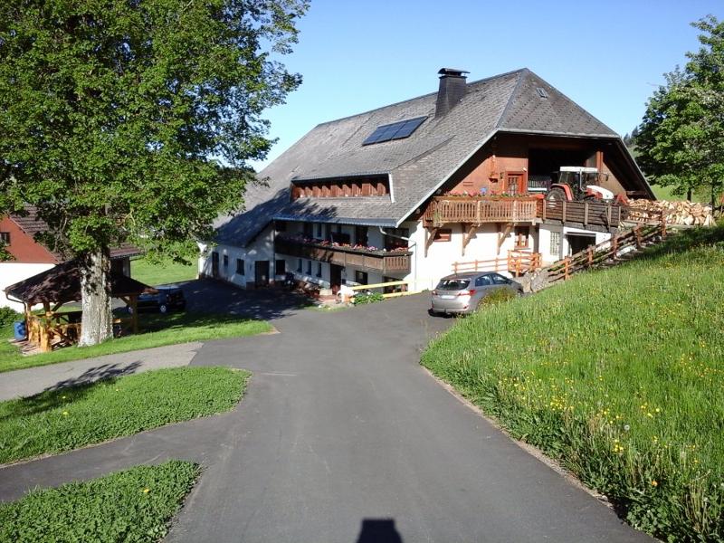 Unser Hof von der Straße aus Unser Hof von der Straße aus