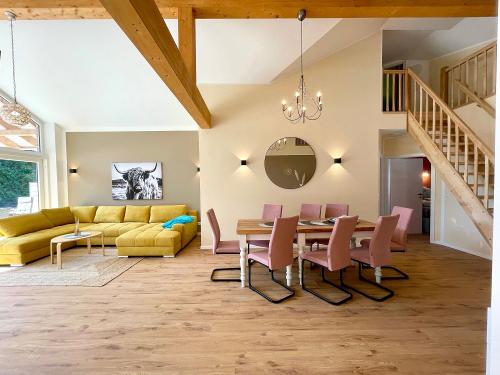 Wohnzimmer alles hell