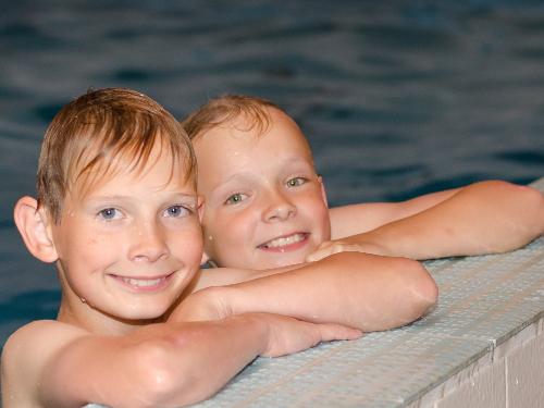 Jungs im Schwimmbad 2