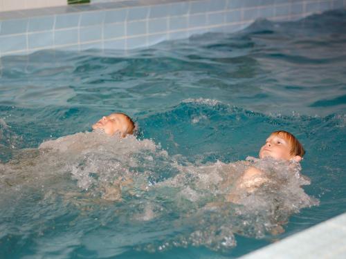 Schwimmbad Jungs 2-0