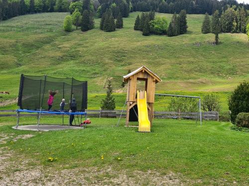 Spielhaus und Trampolin