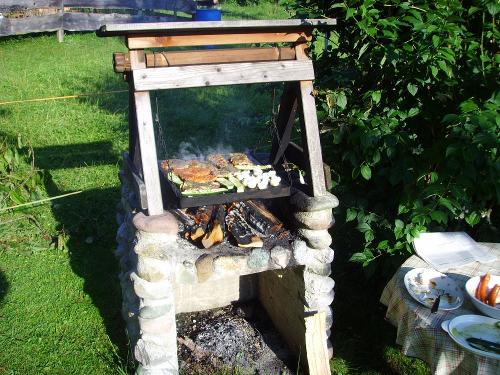 selber grillen im Garten auf dem heißen Stein