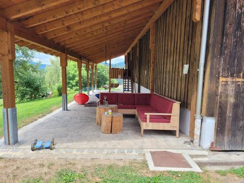 Überdachter Spielplatz, Spielturm und Nestschaukel