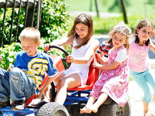 KINDER beim Kettcarfahren KINDER beim Kettcarfahren
