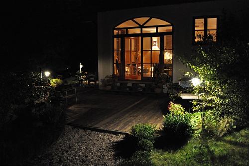 Terrasse mit Beleuchtung am Abend