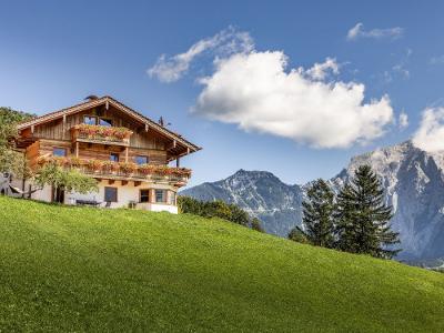 Bauernhaus nach Osten mit Kehlstein und Hohem Göll