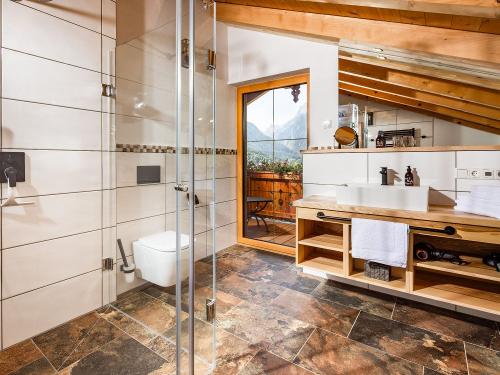 Himmelszelt Badezimmer mit Balkonzugang