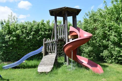 Spielturm mit 2 Rutschen