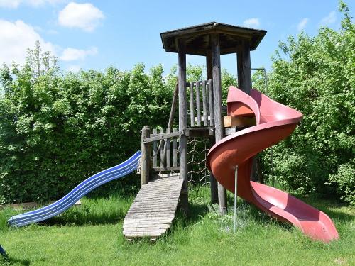 Spielturm mit 2 Rutschen