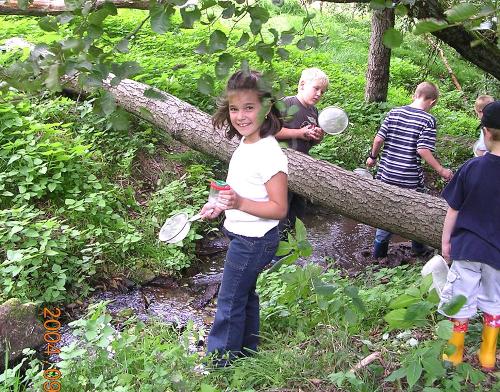 Spielen am Bach