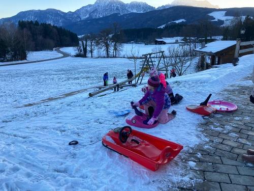 Kinder am Spielplatz