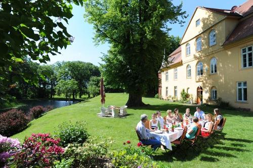 Zu Tisch bei Freunden auf Schloss Lühburg