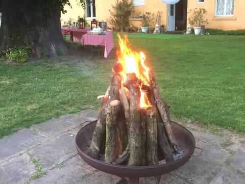 Feuerschale-am-Abend