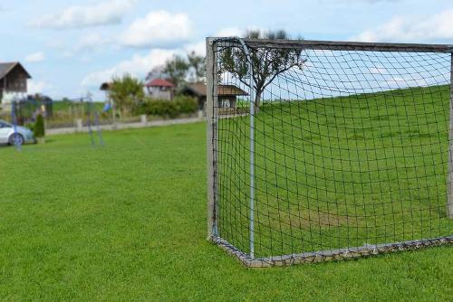 Einen Bolzplatz haben wir auch