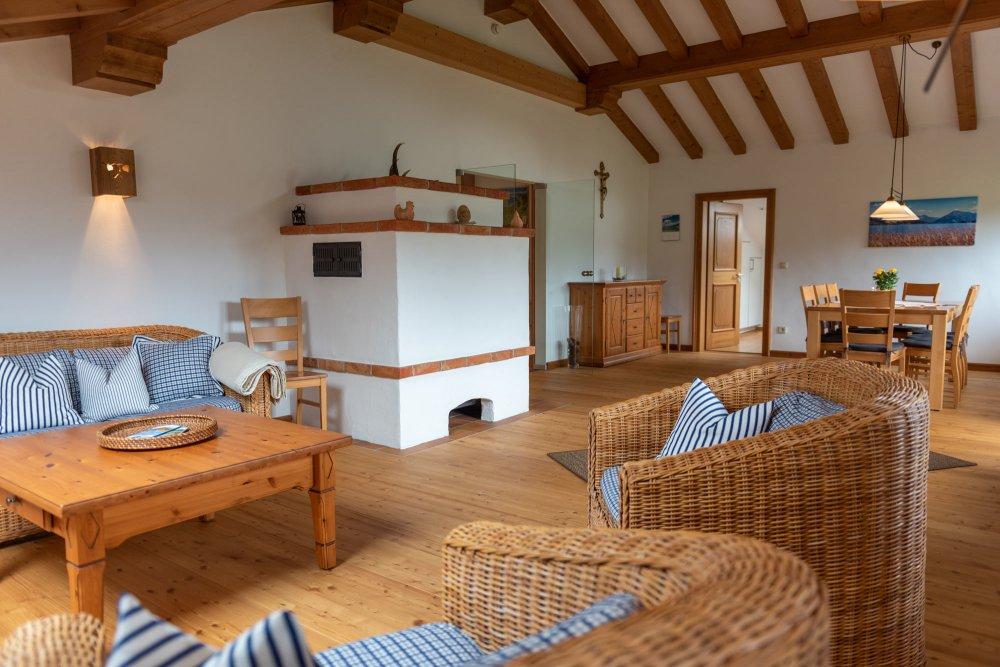 jaegerhof_gmund-fewo-Wohnzimmer mit Ofen jaegerhof_gmund-fewo-Wohnzimmer mit Ofen