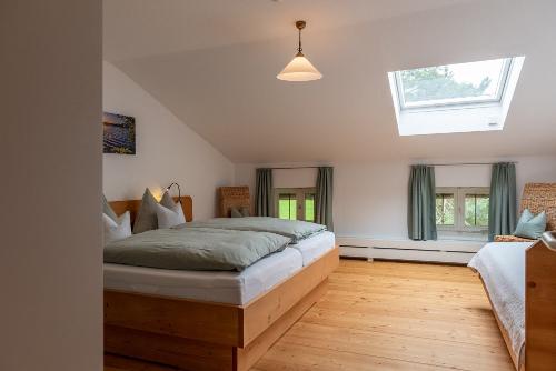 jaegerhof_gmund-fewo-Schlafzimmer Nord 2