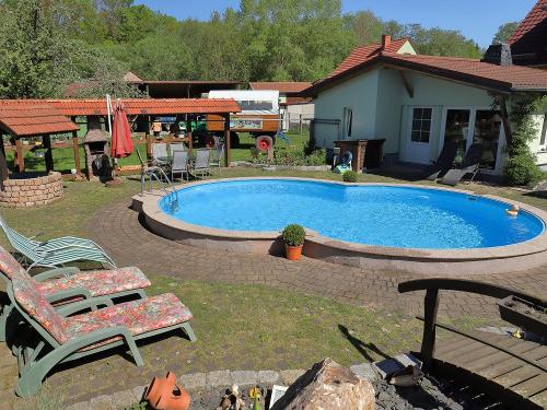 Pool mit Gartenhaus