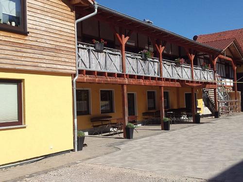Ferienhof mit Laubengang