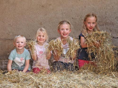 Kinder im Stroh
