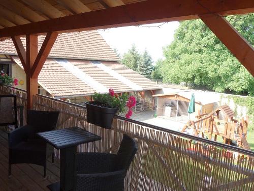 Laubengang mit Blick zum Spielplatz