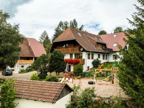 Blick auf den Hof mit Spielplatz