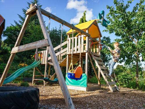 Großzügiger Spielplatz