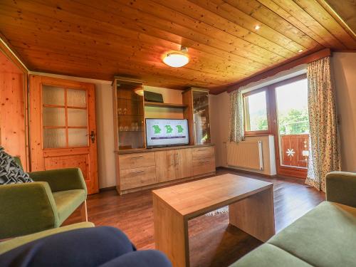 Gemütliches Wohnzimmer mit Balkon