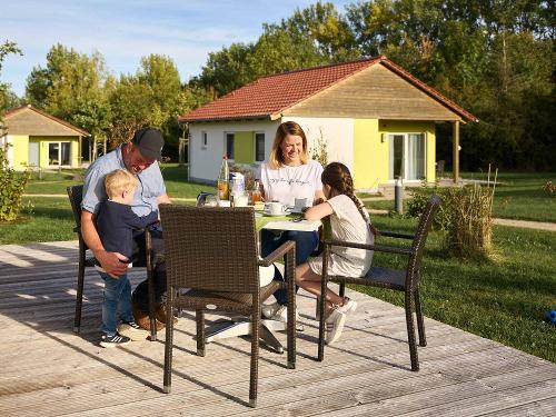 Familien-Frühstück auf der Terrasse