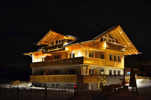 Hausansicht bei Nacht