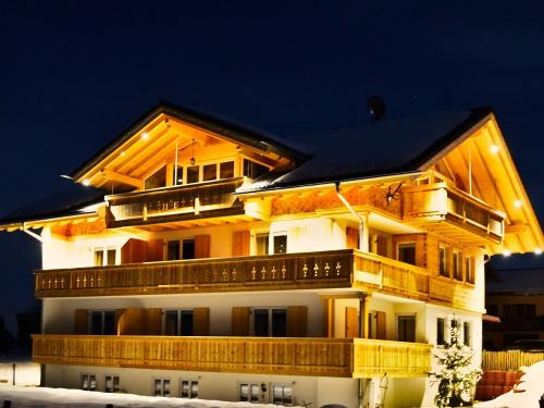 Hausansicht bei Nacht