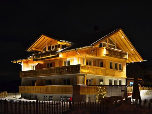 Hausansicht bei Nacht