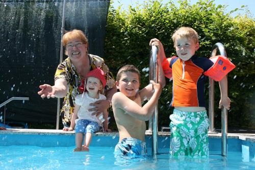 Kinder am Pool