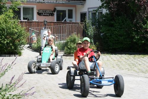 Kinder mit Ketcar