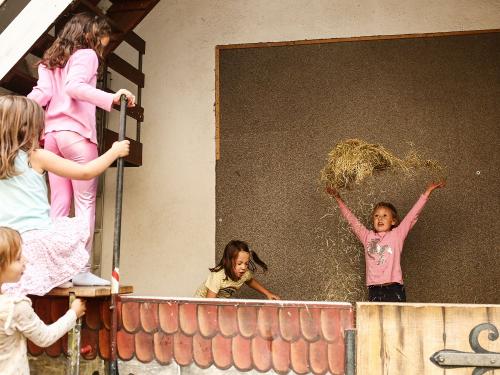 Toben in der Heuhüpfburg