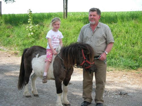 ferienhof_emmert_ponyreiten
