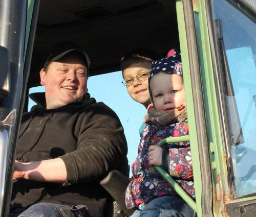 ferienhof_emmert_kinder_auf_traktor