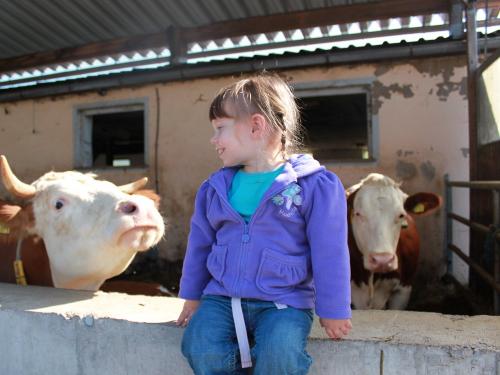 ferienhof_emmert_kind_mit_kuh