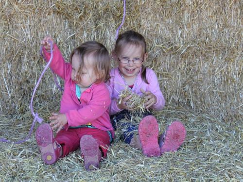 ferienhof_emmert_kinder_im_stroh
