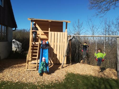 spielturm_mit_rutsche