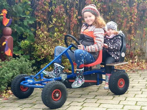 Kettcar fahren im Hof