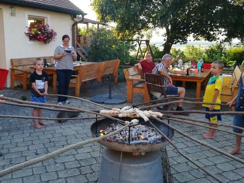 Stockbrot backen im Hof