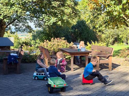 Spielen im Hof