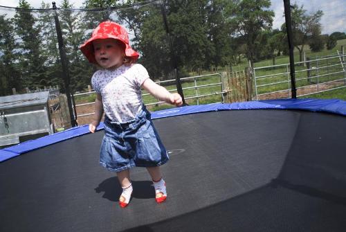 galerie_kind_auf_trampolin