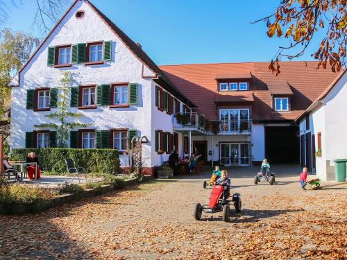 moarhof-kettcars-mit-haus